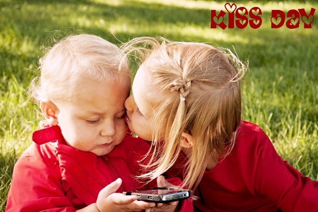 Happy-Baby-Kiss-Day-Wallpaper-Dowanloa
