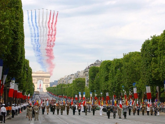 Bastille_Day_Arc_de_Triomphe_parade