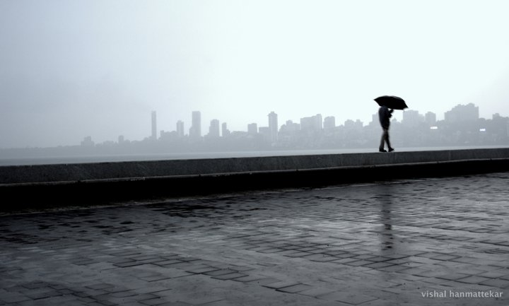 worli sea face in the rains