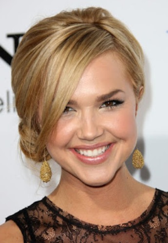 Arielle-Kebbel-Cute-Loose-Side-Bun-with-Long-Bangs