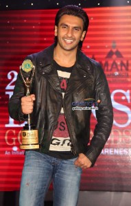 ranveer-singh-poses-with-his-award-during-20th-lions-gold-awards-2014_138917092910