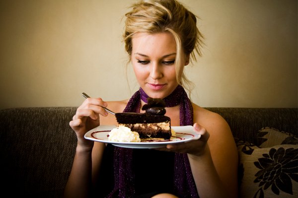 woman-eating-cake